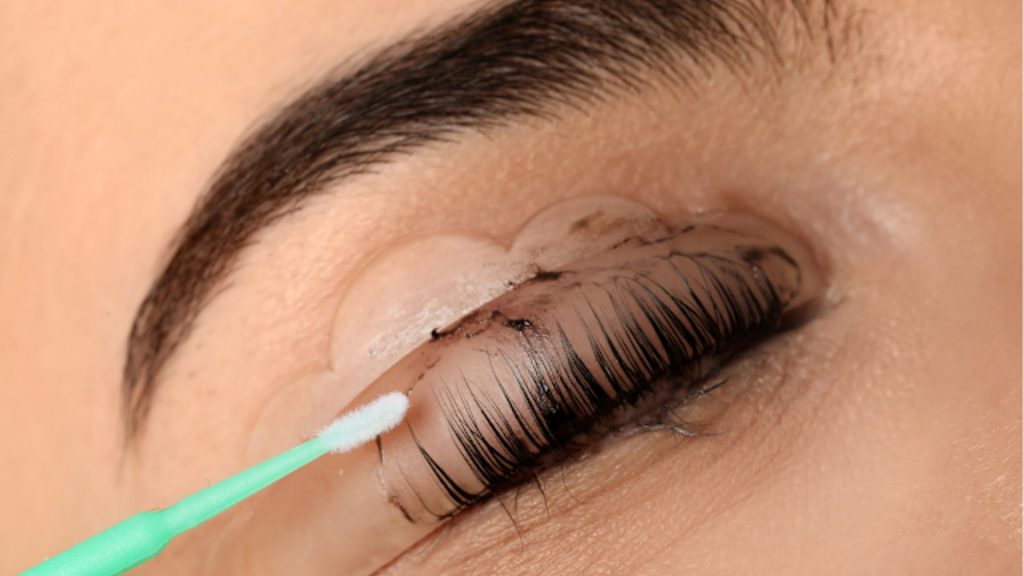 Teinture de cils à l'institut Carline