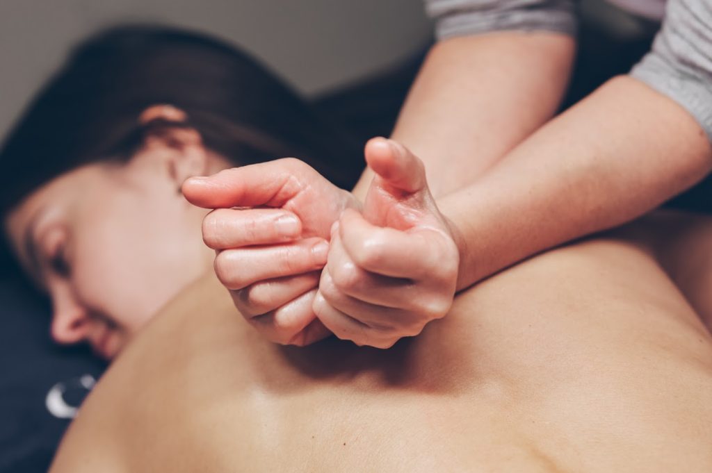 Massage relaxant du dos à l'institut Carline Paris 15