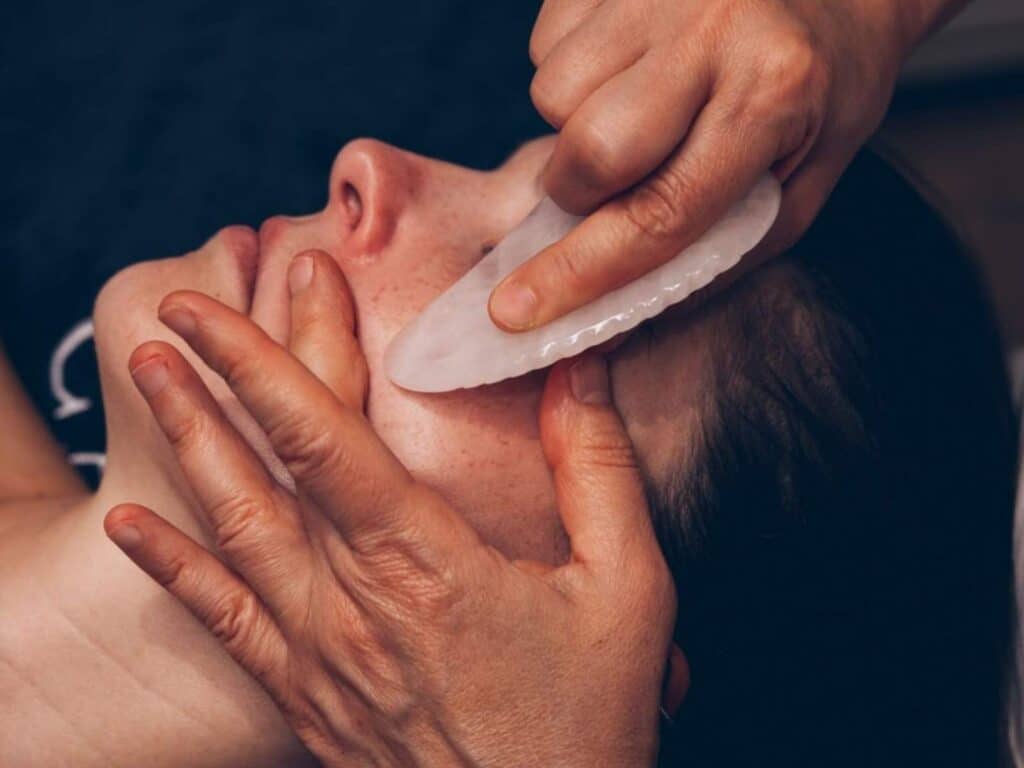 Soin facialiste pour retrouver l'éclat du teint à Paris 15